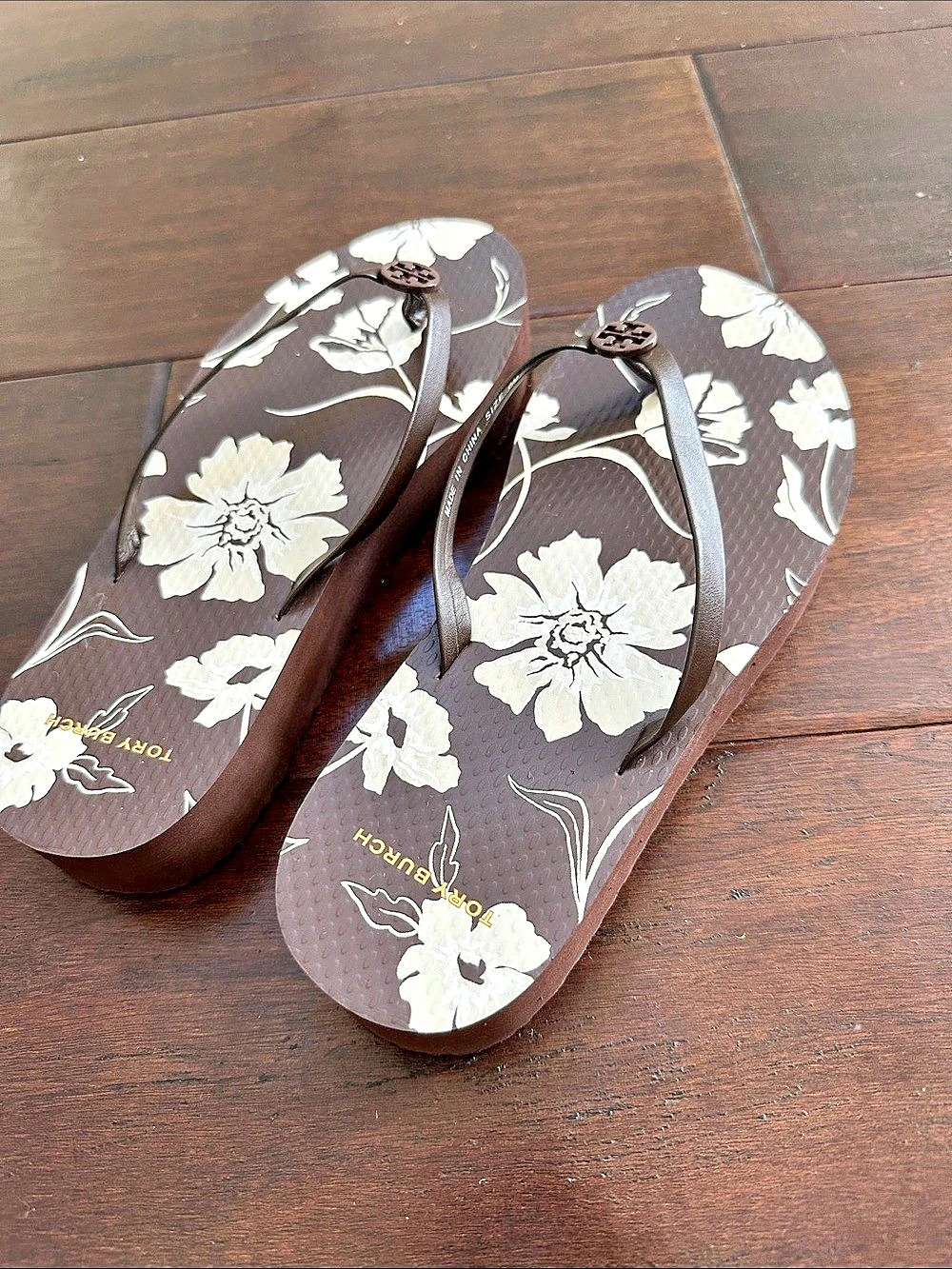 Super Chic and Comfy Tory Burch Floral Flip Flop Sandals in Brown & White
